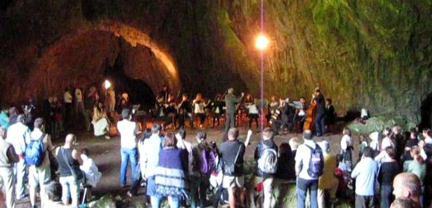 Spectacolul din grotă a atras curiozitatea a aproape 200 de oameni 