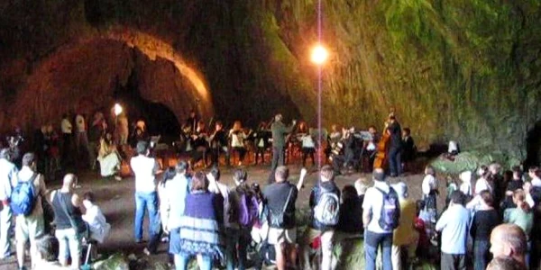 Spectacolul din grotă a atras curiozitatea a aproape 200 de oameni 