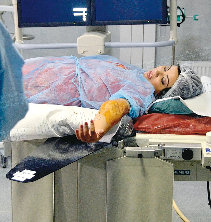 
    Adriana Bahmuţeanu a suferit o intervenţie  chirurgicală (Fotografii: Alex Muscaliu)  