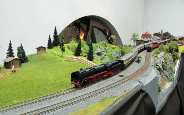 Locomotiva românească "Pacific", reprodusă în miniatură la o expoziţie de trenuleţe din gara Cluj-Napoca FOTO: Florina Pop