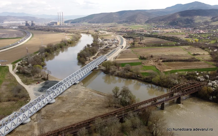 Pod feroviar nou peste râul Mureș. la Brănișca. Foto: Daniel Guță ADEVĂRUL