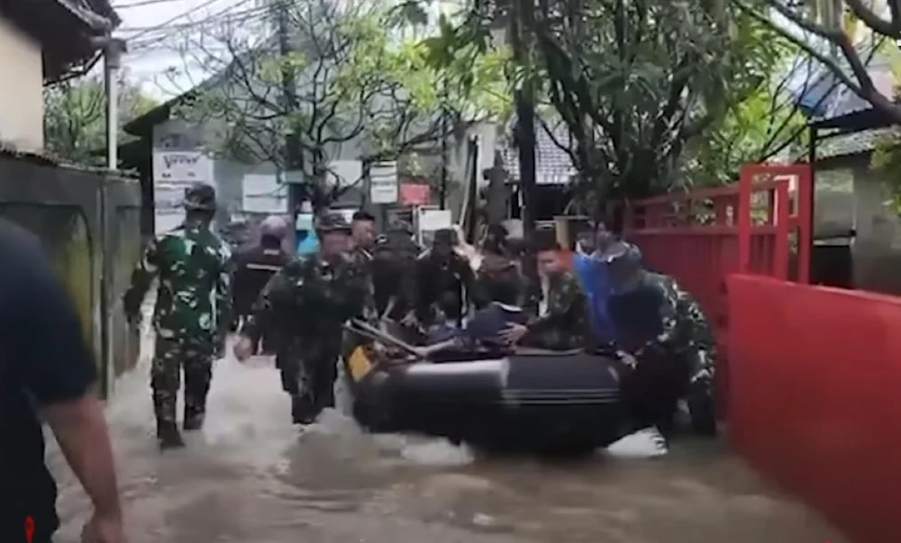 Scene de groază în Bali, după cele mai puternice inundaţii din ultimele decenii. Mai mulţi turiști au fost evacuați cu caiace şi camioane militare