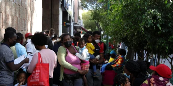 Haitieni preluaţi de Comisia Mexicană pentru Refugiaţi după ce li s-a refuzat accesul in SUA FOTO EPA-EFE