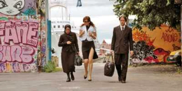 Magdalena (Adriana Trandafir), doamna Talleran (Adina Cartianu) şi fiul Magdalenei, Nae (francezul Áron Dimény)