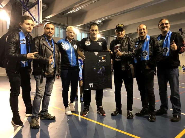 
    Trupa Iris, alături de Ramona Farcău  