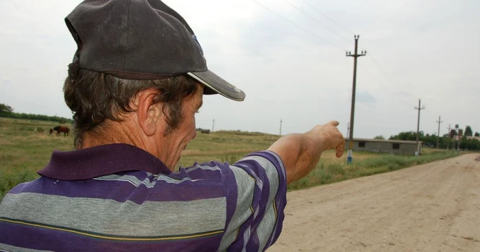 Scarlat Baltă, un localnic din Bueşti, arată locul unde au apărut OZN-urile în localitate cu 10 ani în urmă FOTO: Mădălin Sofronie