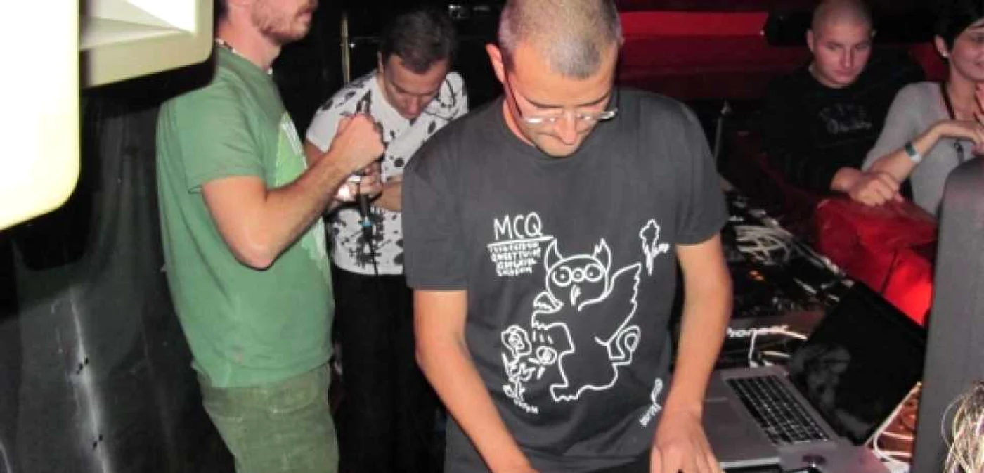Suie Paparude a încins atmosfera în Club Avi