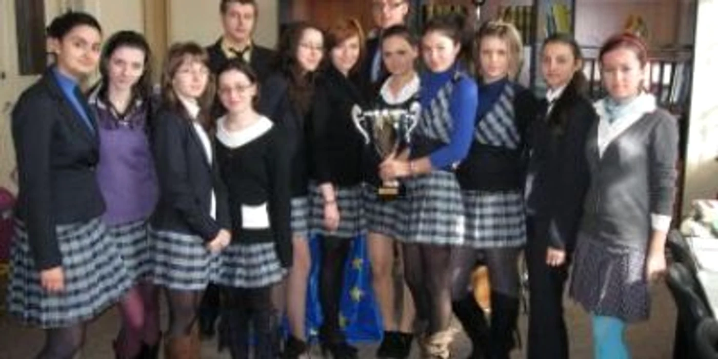 Elevii au primit o cupă şi steagul cu însemnele Uniunii Europene