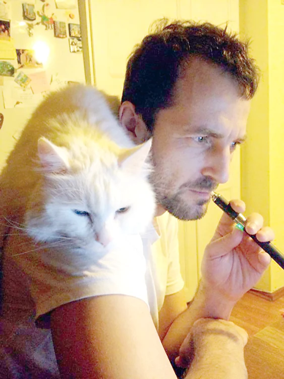 Andrei Aradits trage acum din țigară electronică, pentru ca pisoiul să nu-i mai roadă pachetele cu tutun