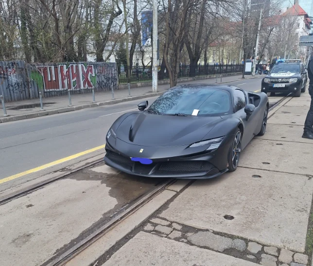 Ferrari de aproape 850.000 de dolari, ridicat de Poliția Locală în Sector 1, pentru parcare neregulamentară