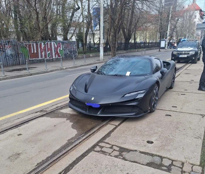 Ferrari de aproape 850.000 de dolari, ridicat de Poliția Locală.FOTO: Facebook/Primăria Sectorului 1
