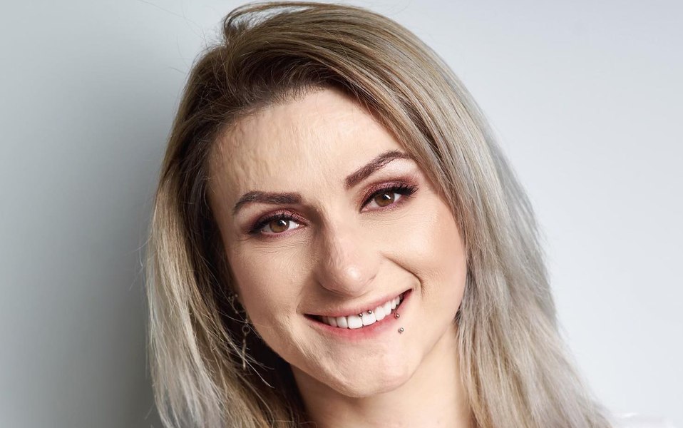 10 ani de la Colectiv. Supraviețuitoarea Adina Saru-Apostol acuză statul român: „Au murit atâția tineri, mi-am pierdut pielea la propriu, și nimic nu se întâmplă, nimic nu se mișcă”