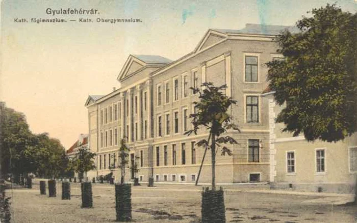Corpul central al Universităţii din Alba Iulia a fost ridicat la începutul anilor 1900, pe locul unei foste biserici gotice/Sursa foto http://edu.kindergraff.ro