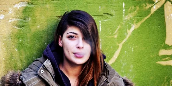 tanara fumeaza foto pixabay