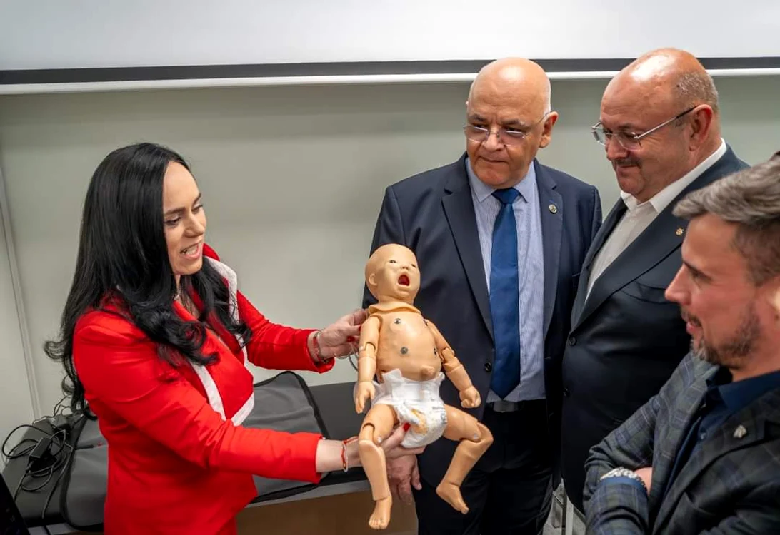 Raed Arafat și Simona Bucura au verificat manechinele de simulare Foto: CJ Arges
