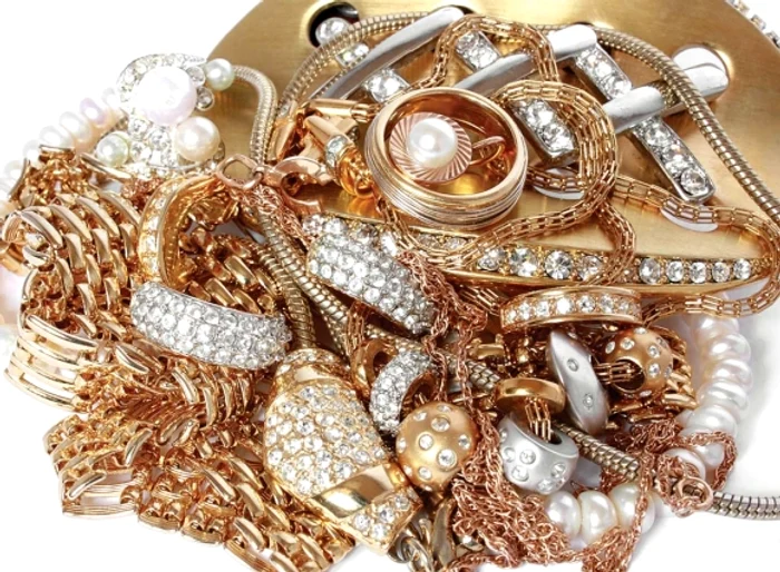 După jaful de bijuterii, hoţii au fugit cu un Volkswagen negru, a precizat poliţiaFoto Click!