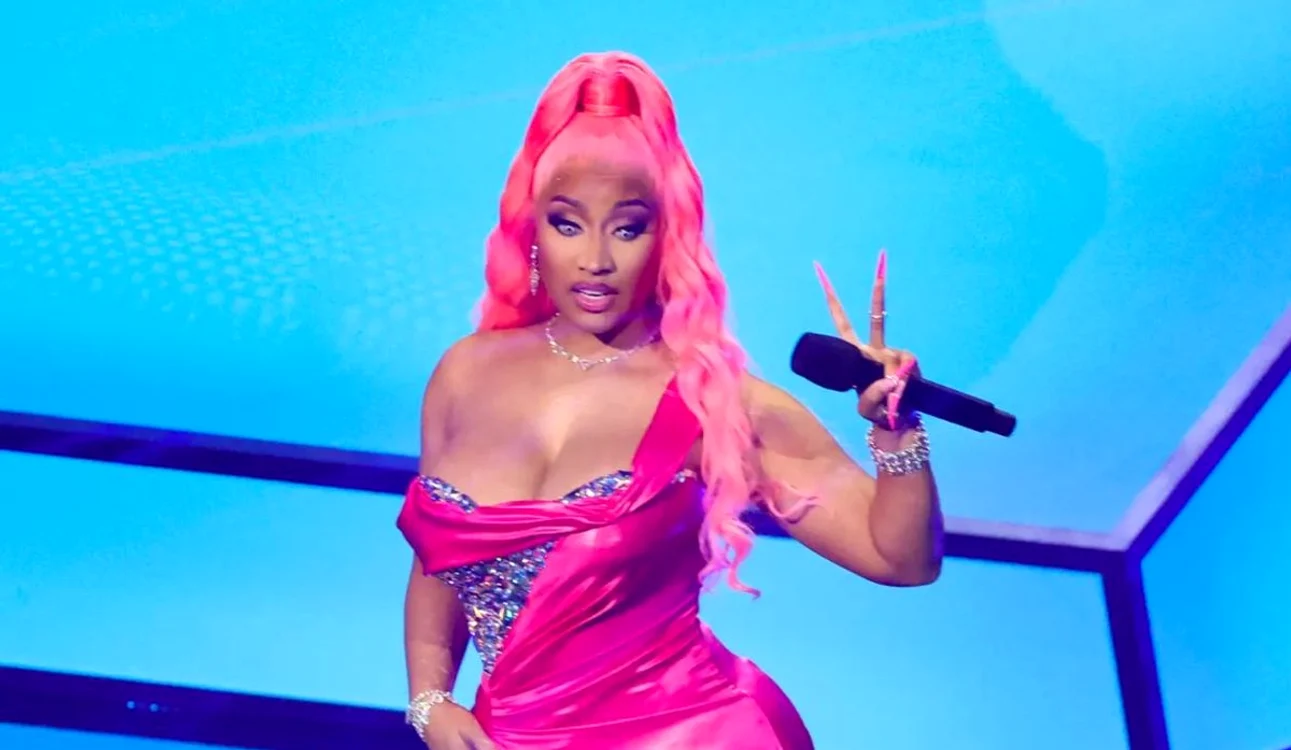 Nicki Minaj, la un concert, îmbrăcată într-o rochie roz