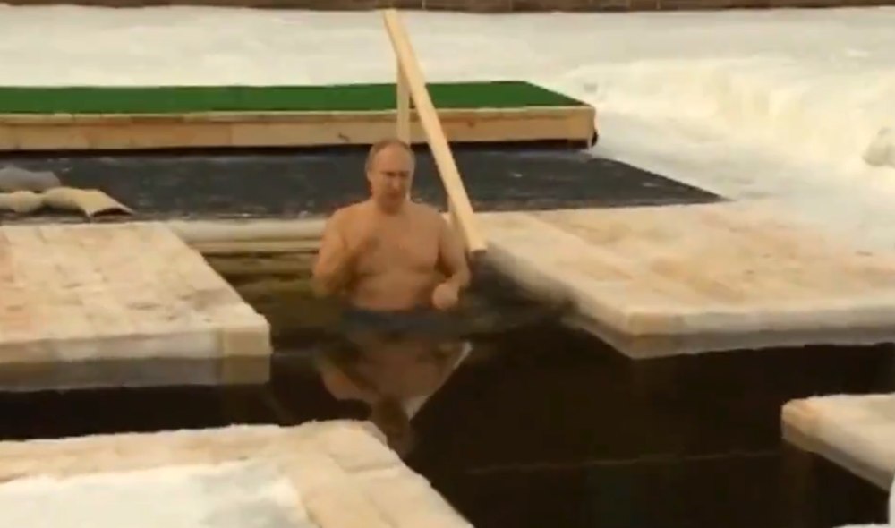 Vladimir Putin s-ar fi scufundat și anul acesta în apa rece ca gheața de sărbătoarea Bobotezei pe rit vechi, susține Kremlinul | VIDEO