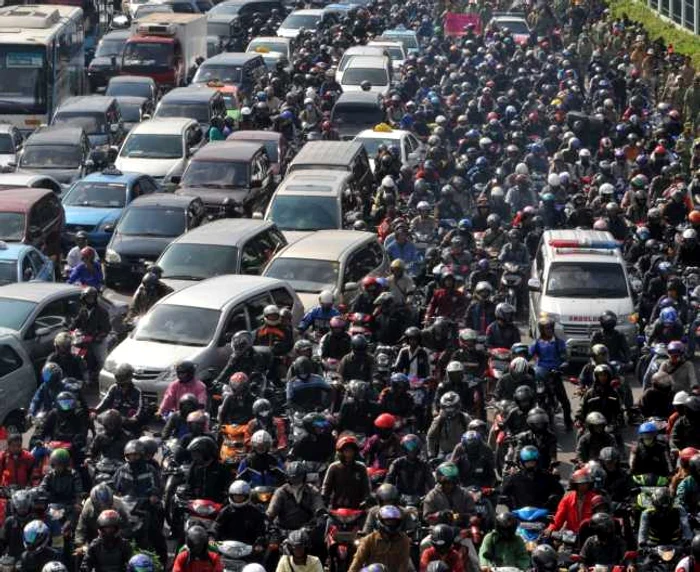 Locuitorii din Jakarta stau cu orele în trafic