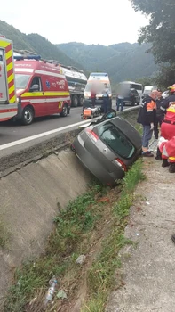 O maşină s-a răsturnat pe Valea Oltului - două victime cu traumatisme craniene severe duse la Sibiu Foto Adevărul