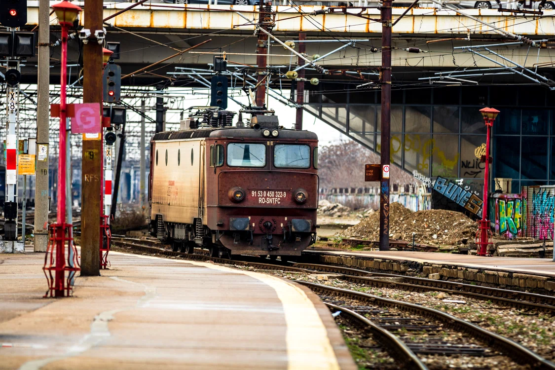 O locomotivă veche intră pe peronul Gării de Nord