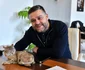 Ciprian Ciucu a adoptat o pisică rănită. FOTO: Facebook/Primăria Municipiului București
