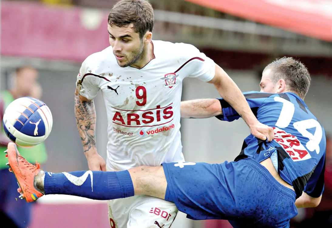 
    Rapidistul Ioniţă  a provocat  penalty-ul (foto: Răzvan Păsărică)  