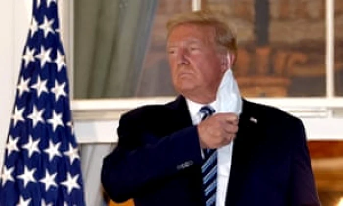 Trump şi-a dat jos masca de protecţie când a ajuns la Casa Albă  FOTO theguardian.com