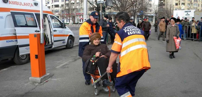 O femeie a avut nevoie de Ambulanţă după orele petrecute la coada pentru agheasmă. FOTO: Dana Mihai