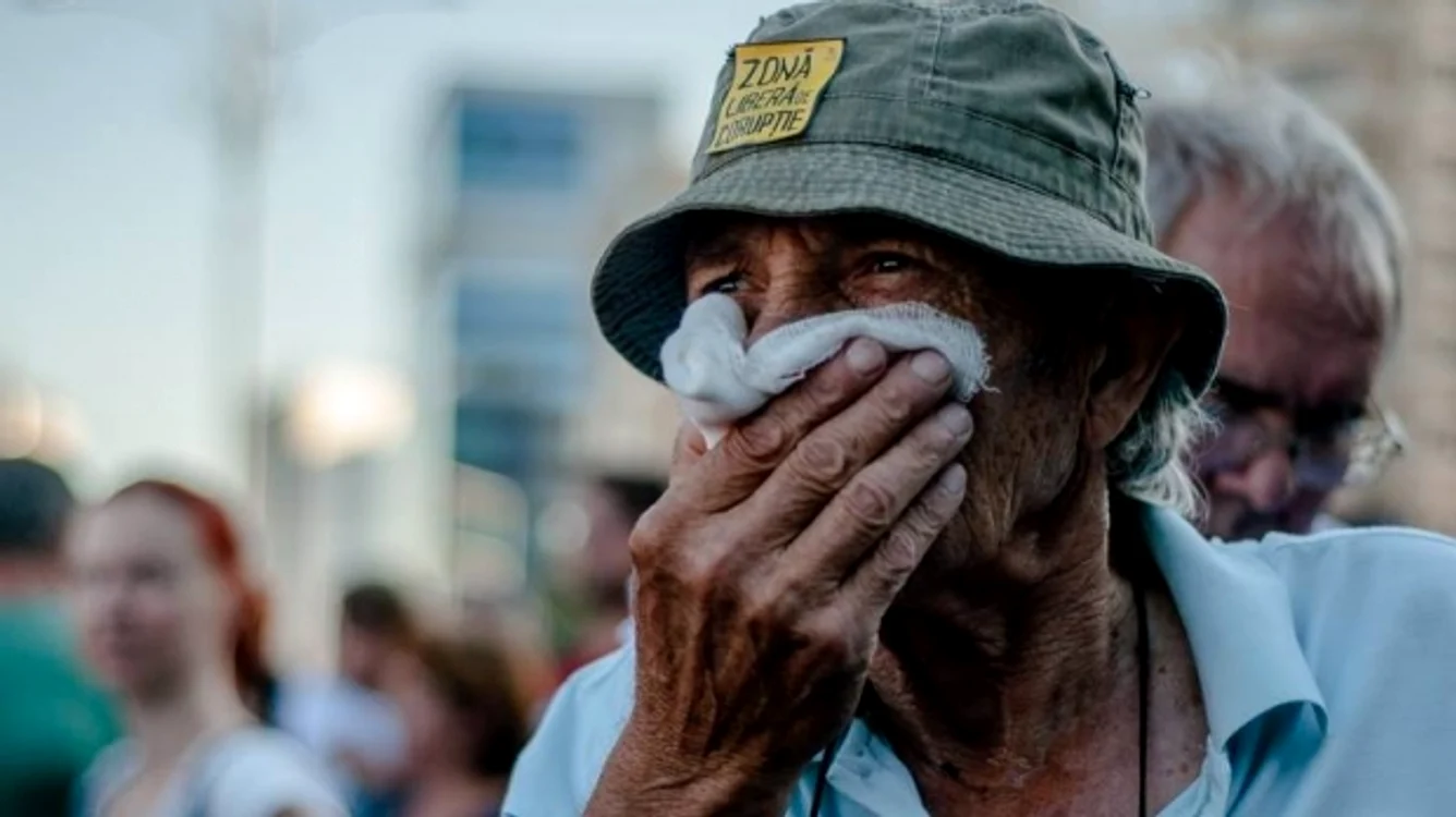 
    Ilie Gâzea a inhalat gaze în Piața Victoriei, pe 10 august  