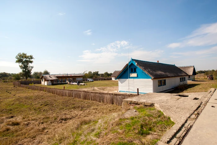 Condamnații au construit singuri așezările care se află pe insula Tătaru (Fotografii: Davin Muntean, Cristi Delcea, Gulliver)