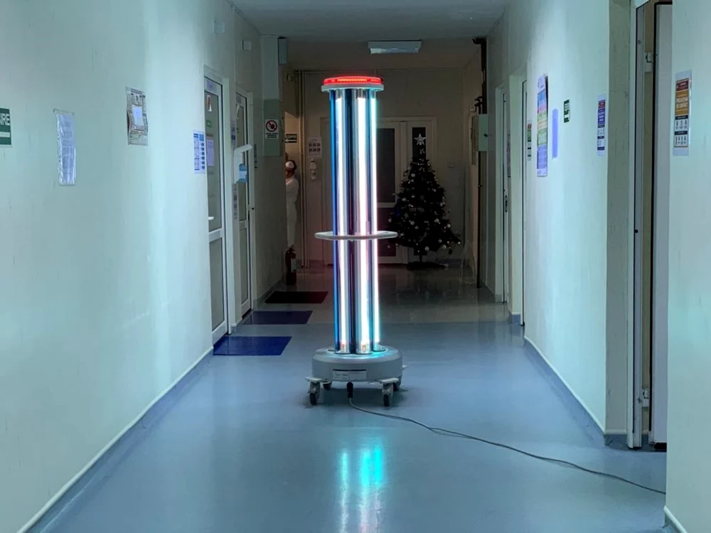 Robot pentru dezinfecţia aerului şi a suprafeţelor foto Primaria Constanta