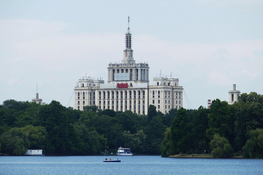Casa Scânteii, mega-construcția din Capitala anilor '50. Ce ascundeau buncărele interzise, săpate la zeci de metri sub ea