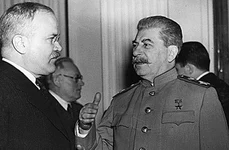 Veaceslav Molotov, alături de Iosif Stalin, la Conferința de la Yalta din 1945 (© Franklin D. Roosevelt Presidential Library and Museum)