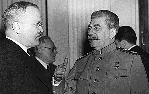 Veaceslav Molotov, alături de Iosif Stalin, la Conferința de la Yalta din 1945 (© Franklin D. Roosevelt Presidential Library and Museum)