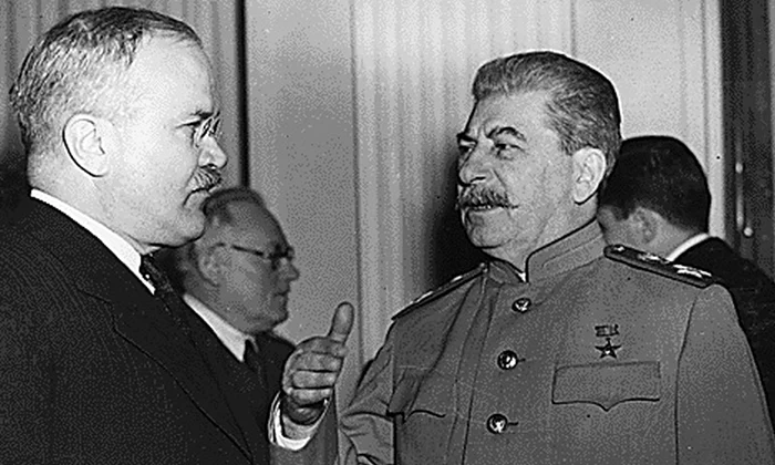 Veaceslav Molotov, alături de Iosif Stalin, la Conferința de la Yalta din 1945 (© Franklin D. Roosevelt Presidential Library and Museum)