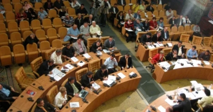 Craiova: Şefii din Primărie, în atenţia consilierilor locali