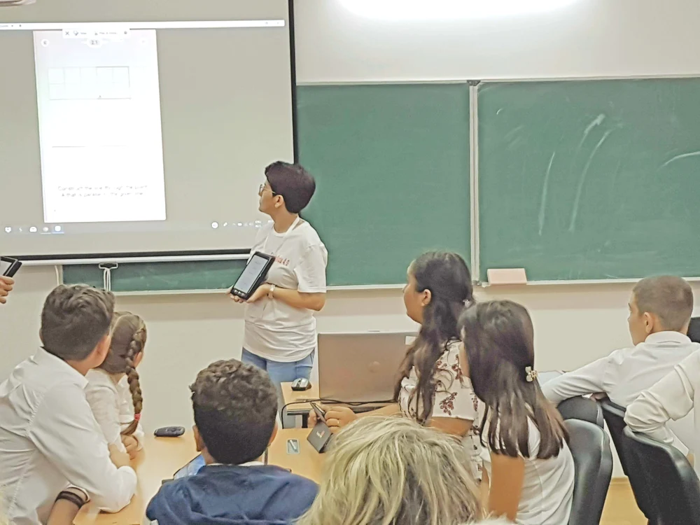 Tabla interactivă le e de mare ajutor profesorilor