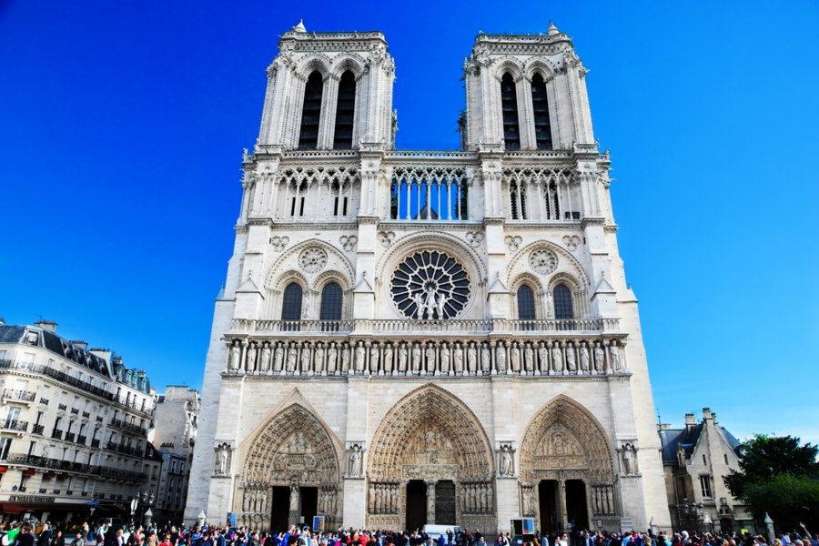 Reacții virulente la Paris, după ce Macron a propus înlocuirea vitraliilor originale ale Notre-Dame cu unele contemporane 