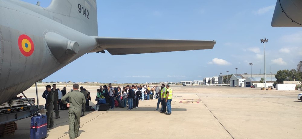 MAE anunță că alte 69 de persoane, aflate în zona de risc maxim, au fost repatriate din Liban