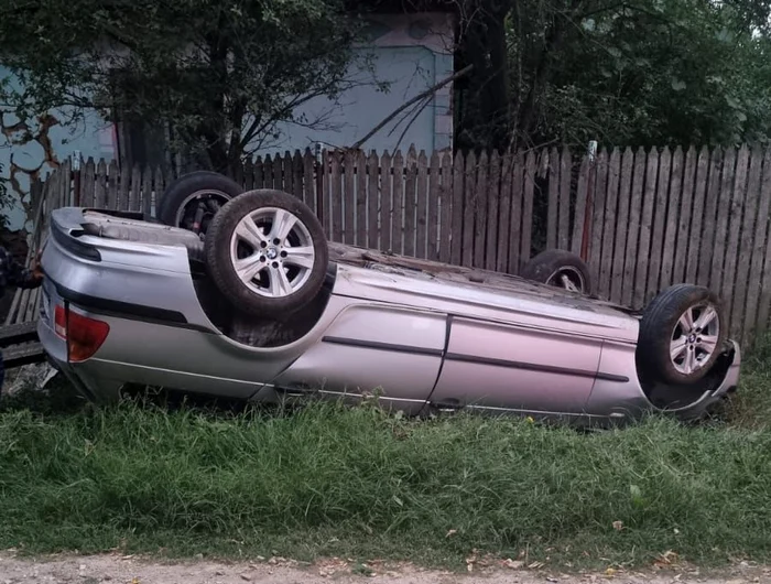 Autoturismul în care se aflau cei doi s-a răsturnat. FOTO ISU Argeș