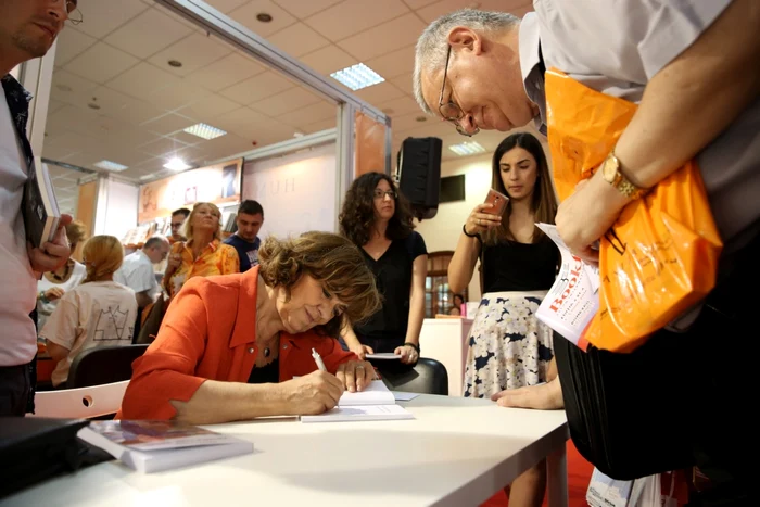 Ana Blandiana a semnat pe cel mai recent volum al său, lansat la Bookfest   FOTO&VIDEO: Florin Ghioca