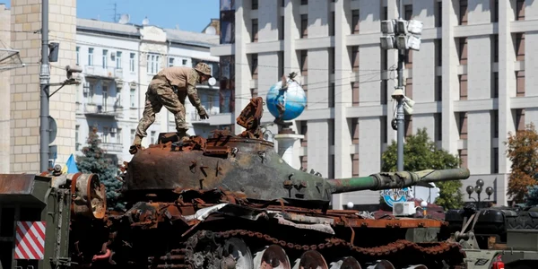 Tancuri rusești capturate expuse la Kiev înainte de Ziua Independenței FOTO EPA-EFE