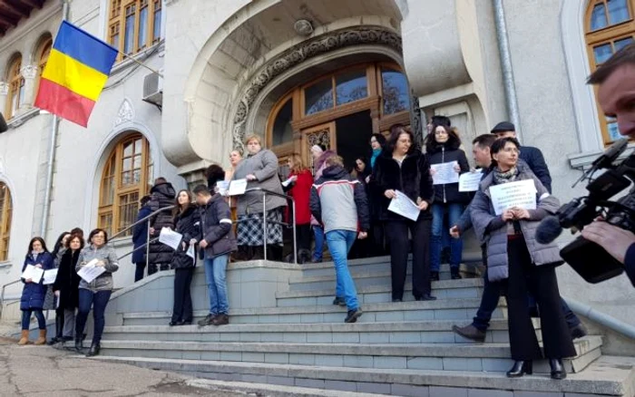 Procurorii din Iaşi au protestat în faţa instituţiei