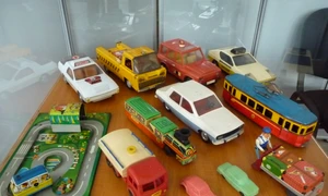 "Colecţia de copilării"   povestea unui pasionat de jucării jpeg