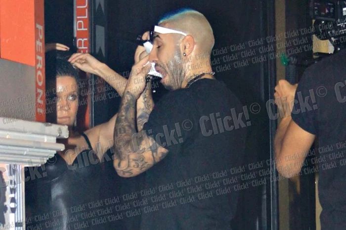 Alex Velea a consumat  zeci de şerveţele pentru  a-şi şterge transpiraţia  care-i curgea şiroaie de  pe frunte pe ochi (Fotografii: Lexar )