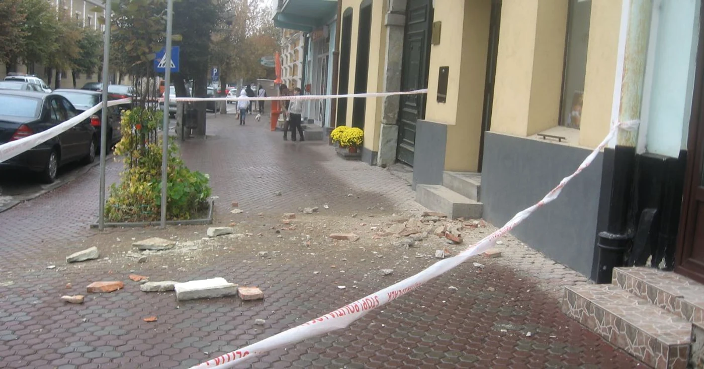 Bucăţi de tencuială au căzut din casa din Piaţa Centrală numărul 10
