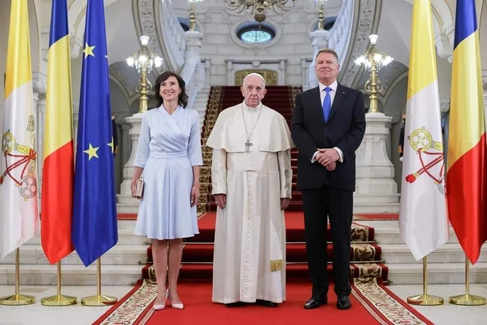 13 carmen iohannis rochie papa francisc in romania 1 jpg jpeg