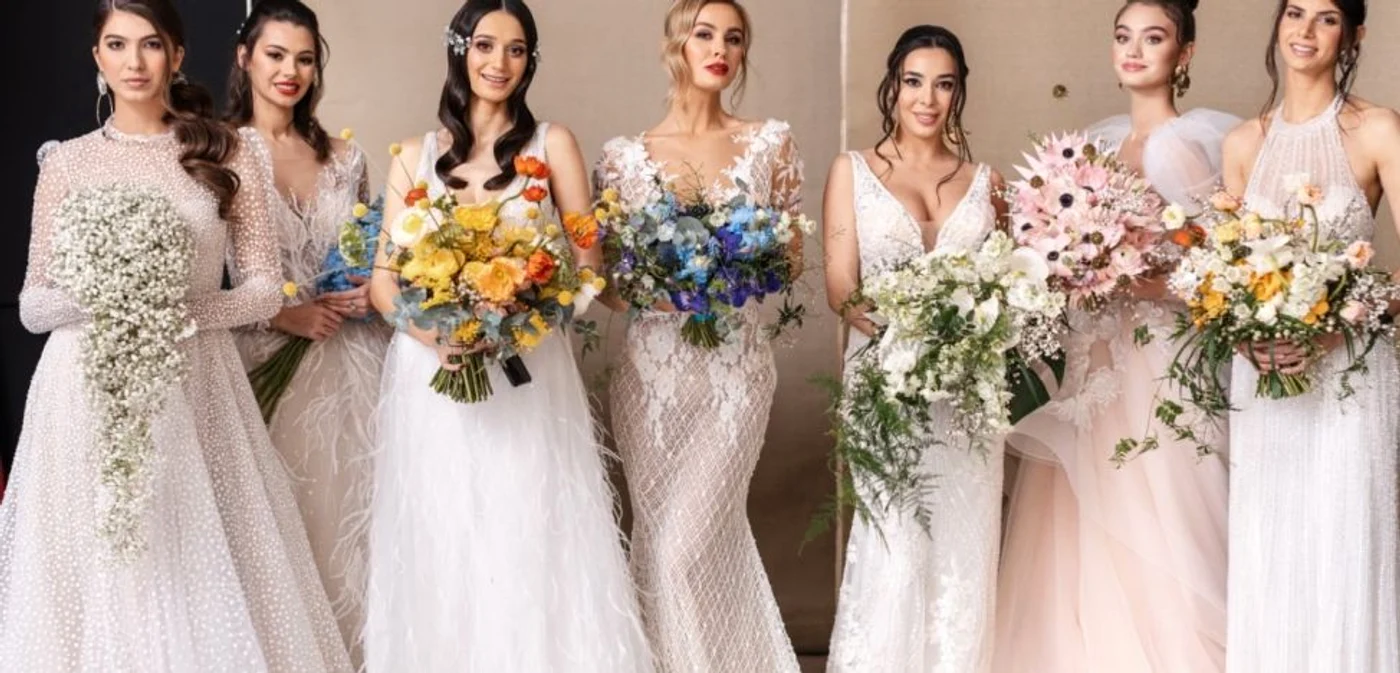 Miresele anului 2020 pot opta pentru o rochie în linii simple, cu un aer romantic, dar şi pentru una spectaculoasă, cu volum FOTO Vera Sposa