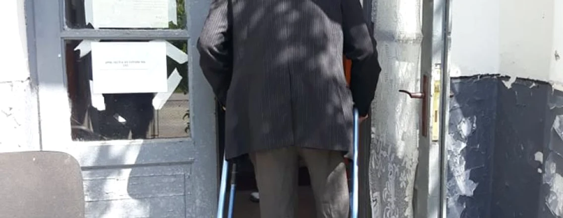 Sectia 245 Poieniţa - Goleşti Vâlcea deşi ar fi putut beneficia de urna mobilă a votata şi pentru alegeri şi pentru referendum Foto Adevărul